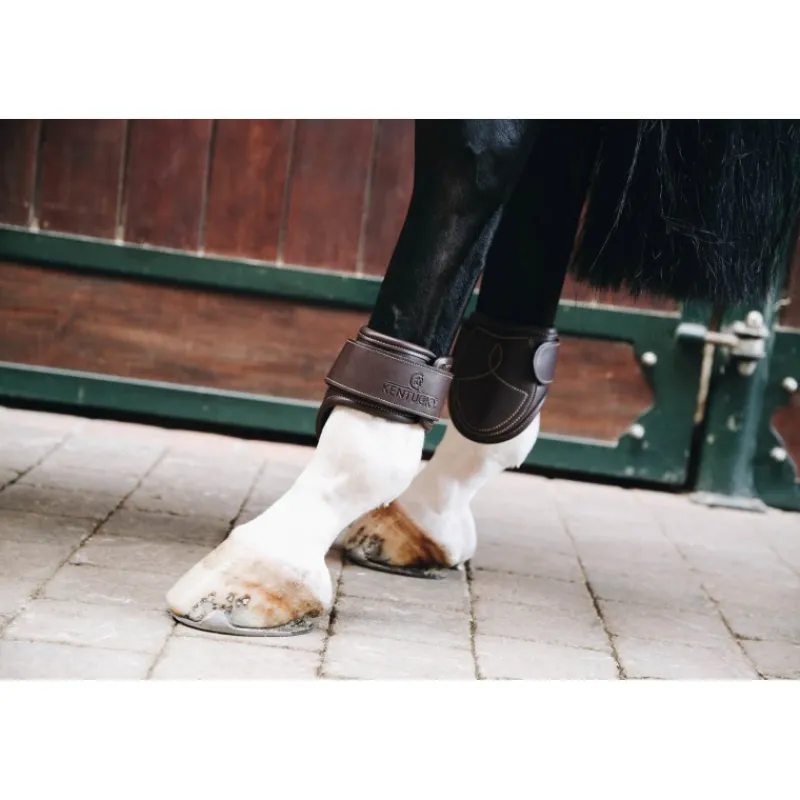 KENTUCKY HORSEWEAR Protège-boulets cheval simili-cuir - Kentucky< Protège-Boulets